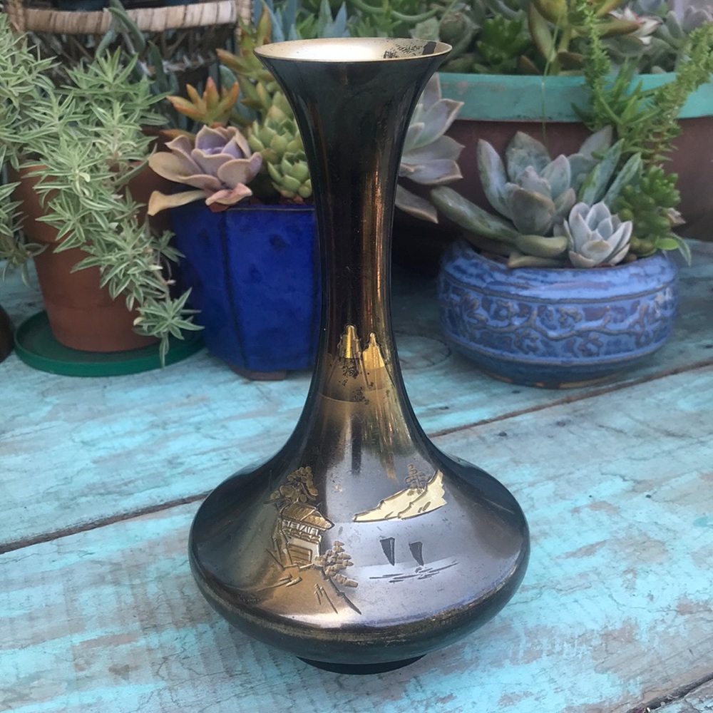 Beautiful scenery engraved metallic vase - Picture 3 of 10